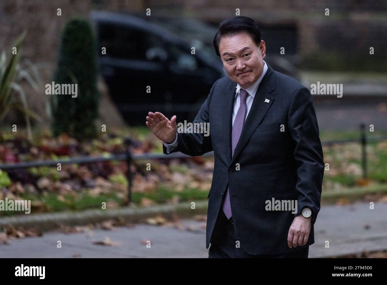 Downing Street, London, UK. 22nd November 2023.  The President of the Republic of Korea, His Excellency Yoon Suk Yeol, waves to the waiting media on his arrival in Downing Street, to meet British Prime Minister, Rishi Sunak. Photo by Amanda Rose/Alamy Live News Stock Photo