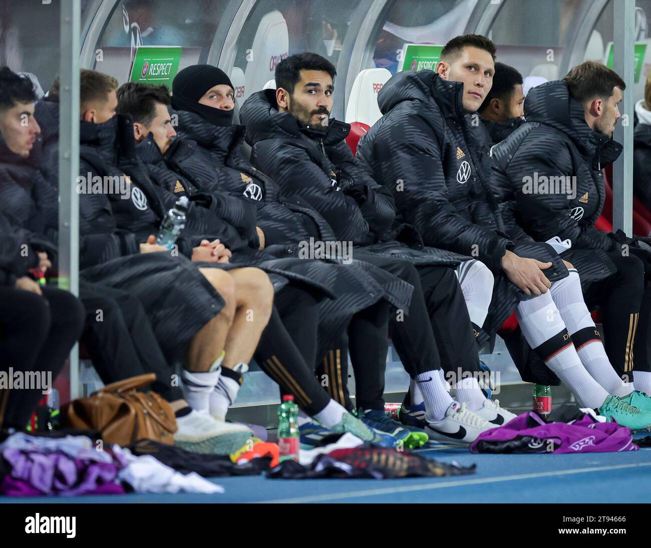 Wien, Austria. 21st Nov, 2023. Soccer: International match, Austria - Germany, Ernst-Happel-Stadion. Germany's Ilkay Gündogan (center), Niklas Süle (2nd from right) and other players sit on the bench. Credit: Christian Charisius/dpa/Alamy Live News Stock Photo