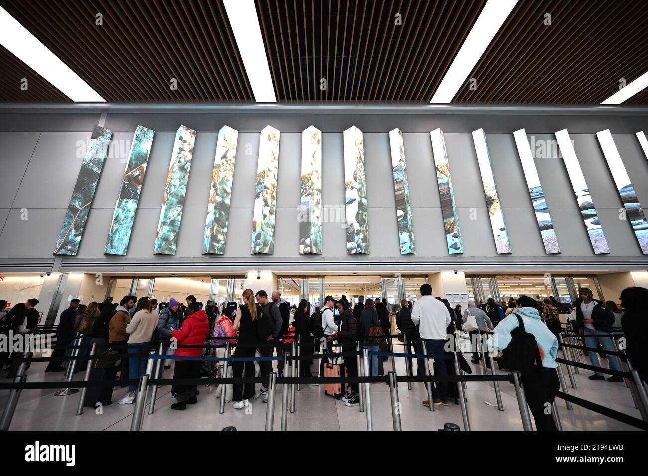Laguardia airport security hires stock photography and images Alamy