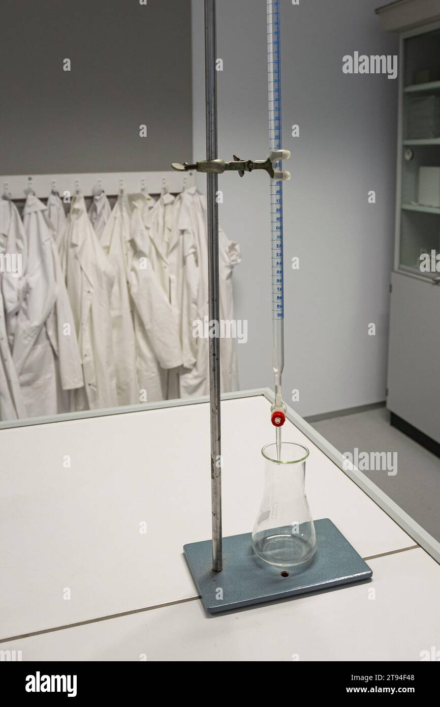 Titration equipment hires stock photography and images Alamy