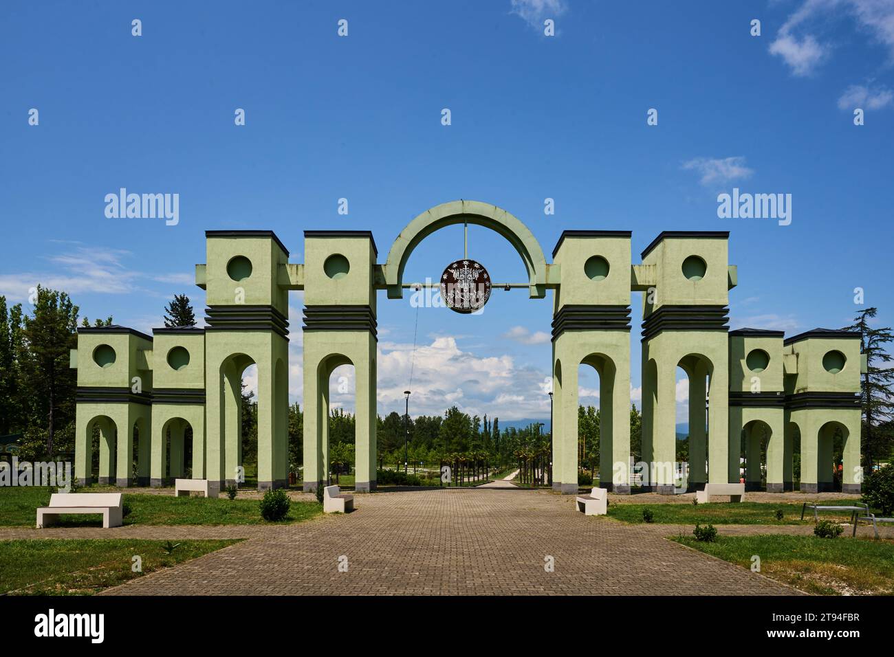 Südliches Eingangstor zu dem Kurpark, Sowjetische Architektur, Zqaltubo, Tskaltubo, Tschaltubo, Tsqaltubo, Imeretien, Georgien Stock Photo