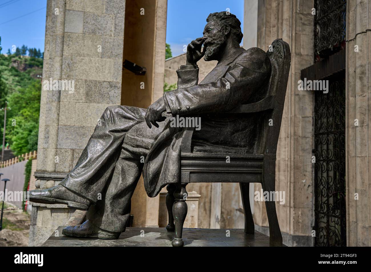 Akaki Tsereteli Theater, Statue von Akaki Tsereteli, Zereteli ...