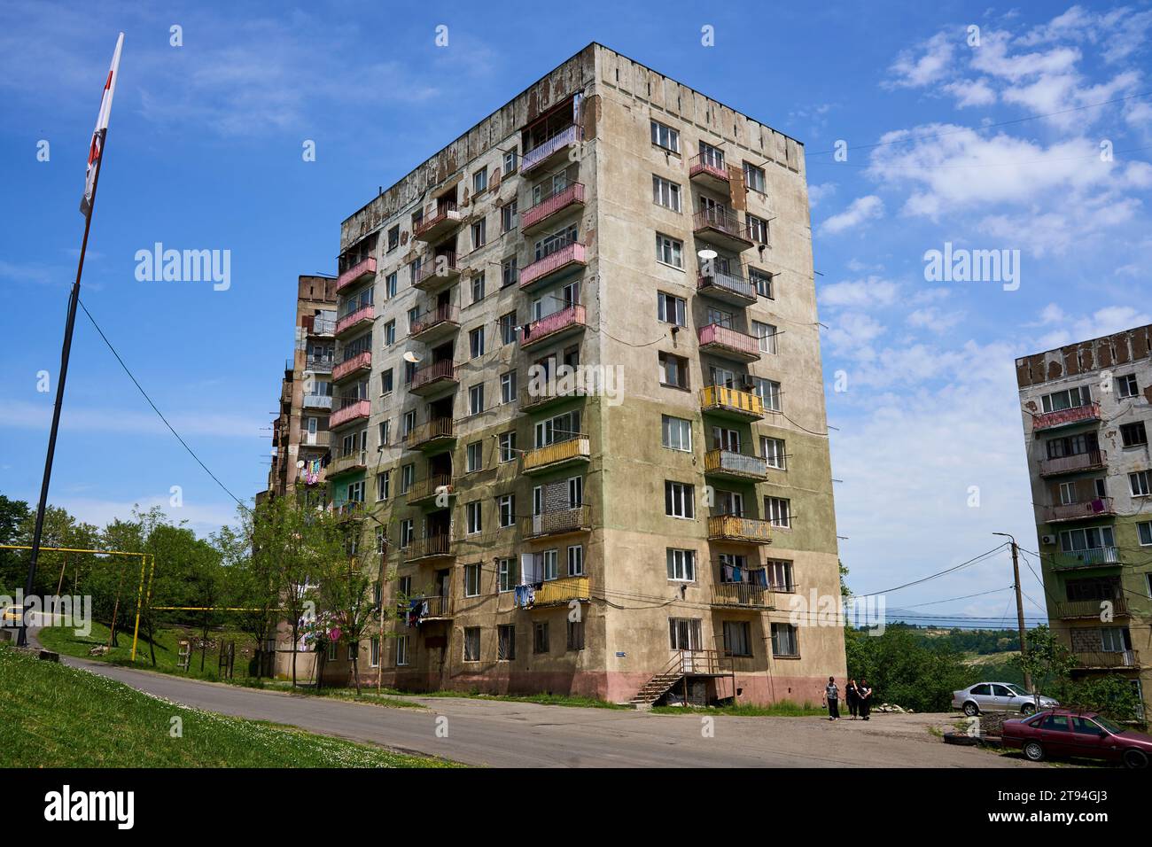 Sowjetische Plattenbauten, renovierungsbedürftig und teilweise unbewohnt, Tschiatura, Tchiatura, Chiatura, Imeretien, Georgien Stock Photo