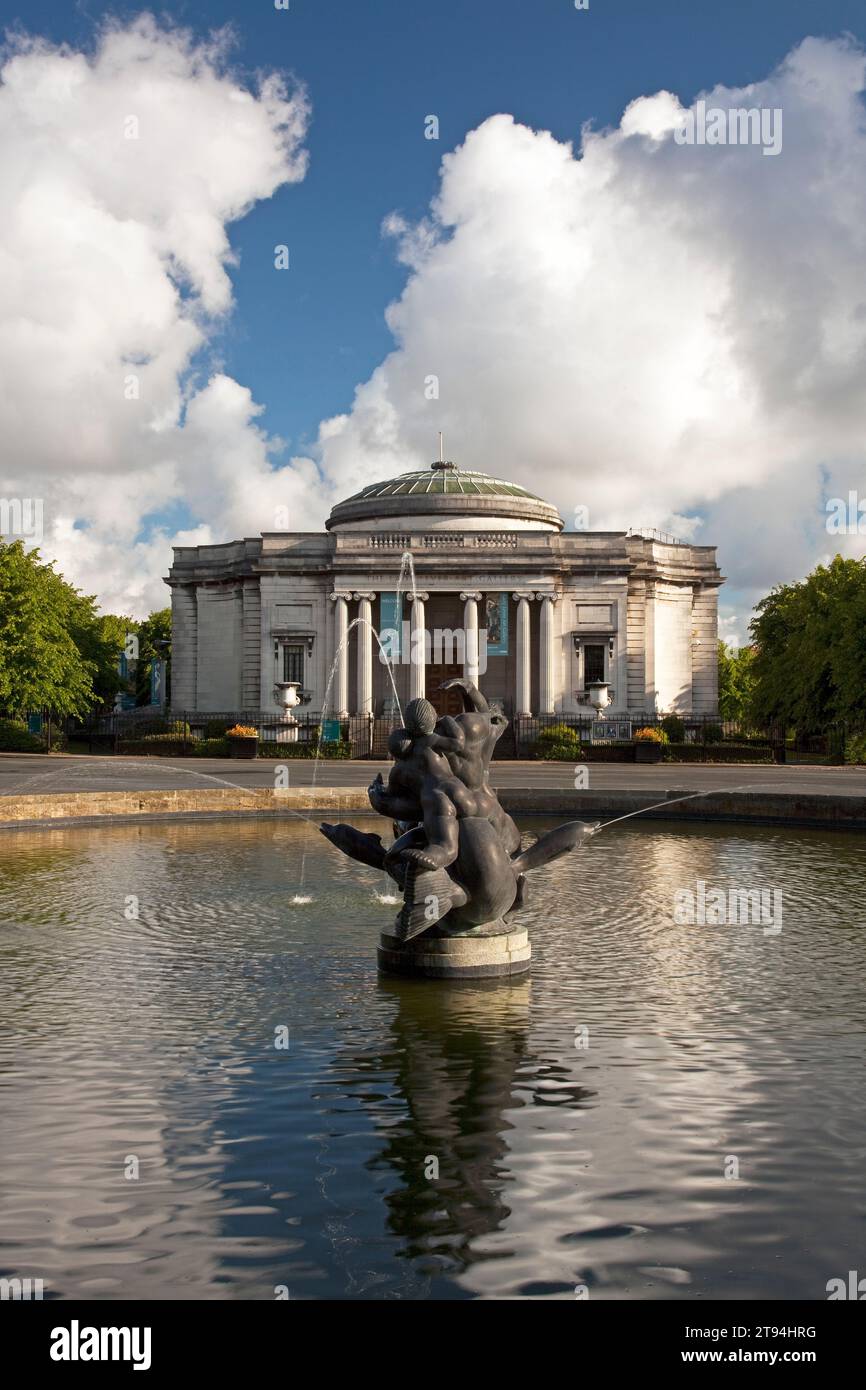 Lady Lever art gallery, Port Sunlight, with the boating pond and Sea Piece fountain in the foreground. Stock Photo