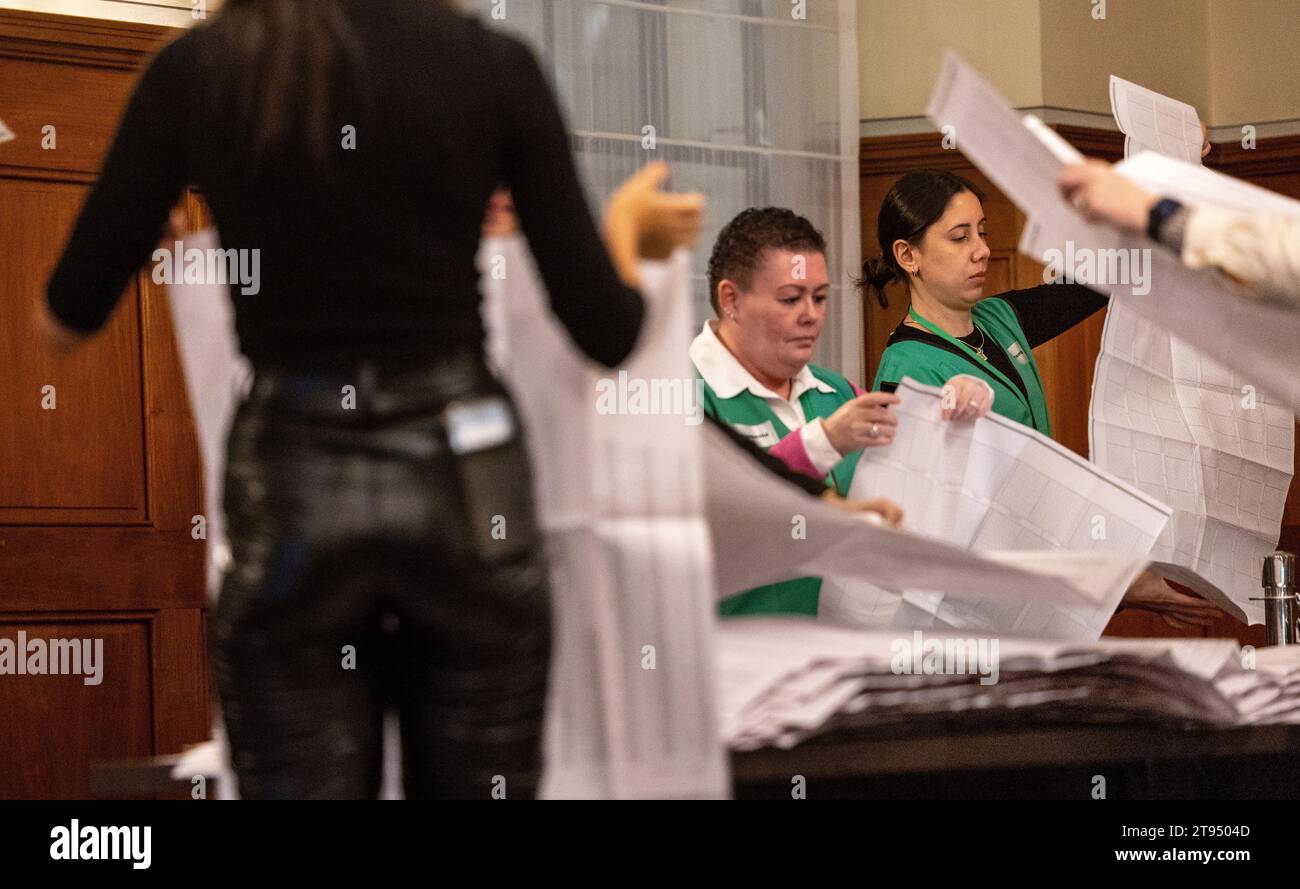 ROTTERDAM - Polling station members count the votes entered on the ballot papers by eligible voters. The Netherlands went to the polls for the House of Representatives elections. ANP IRIS VAN DEN BROEK netherlands out - belgium out Stock Photo