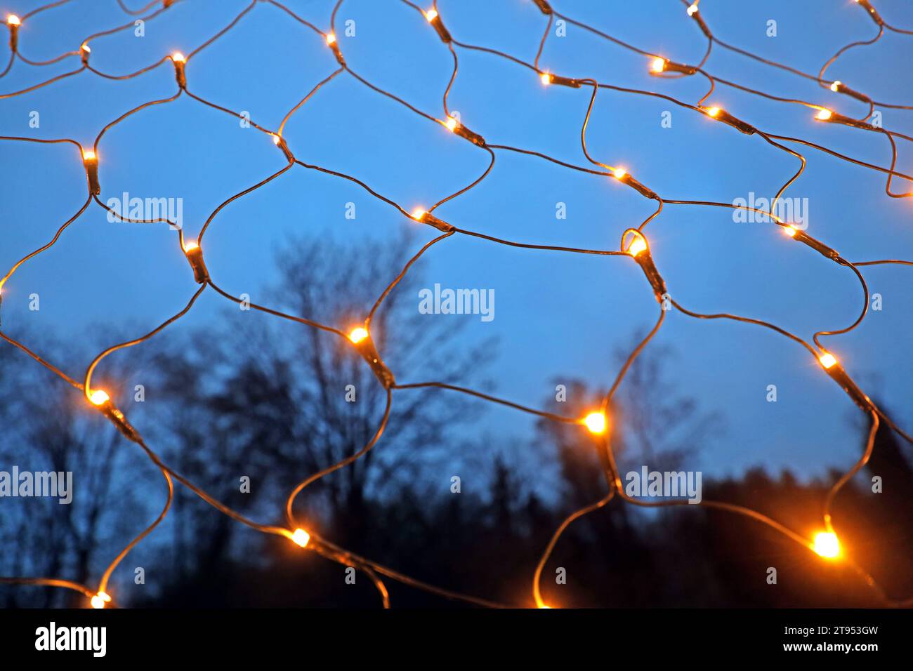 Lichter zur Weihnachtszeit Ein beleuchtet zur beginnenden Abendstunde ein Fenster