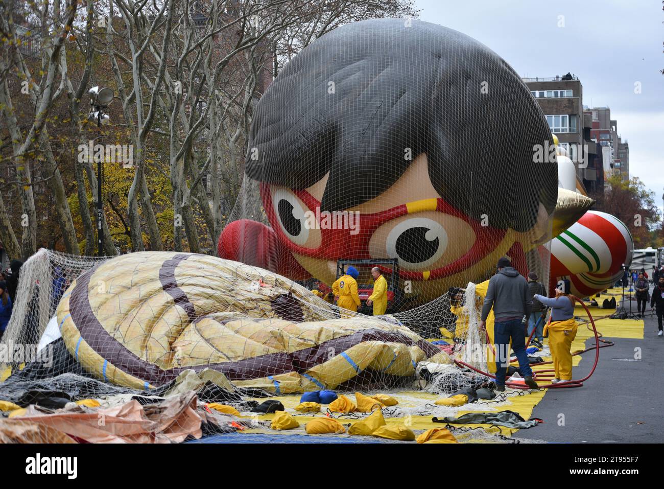 The Macy's inflation team work on the Red Titan From Ryan's World ...