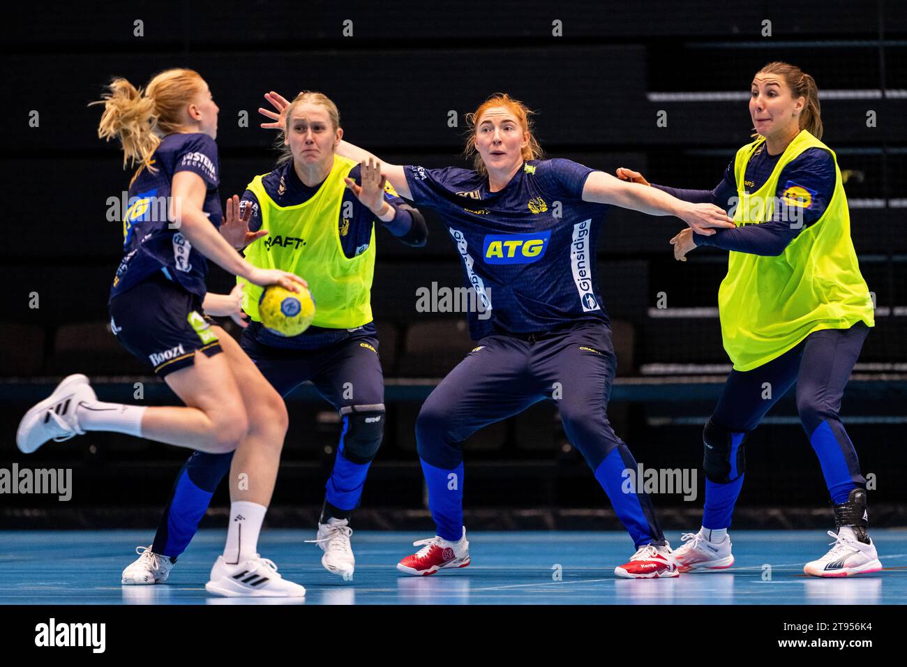 Ystad, Sverige. 22nd Nov, 2023. 231122 Tyra Axnér, Emma Lindqvist ...