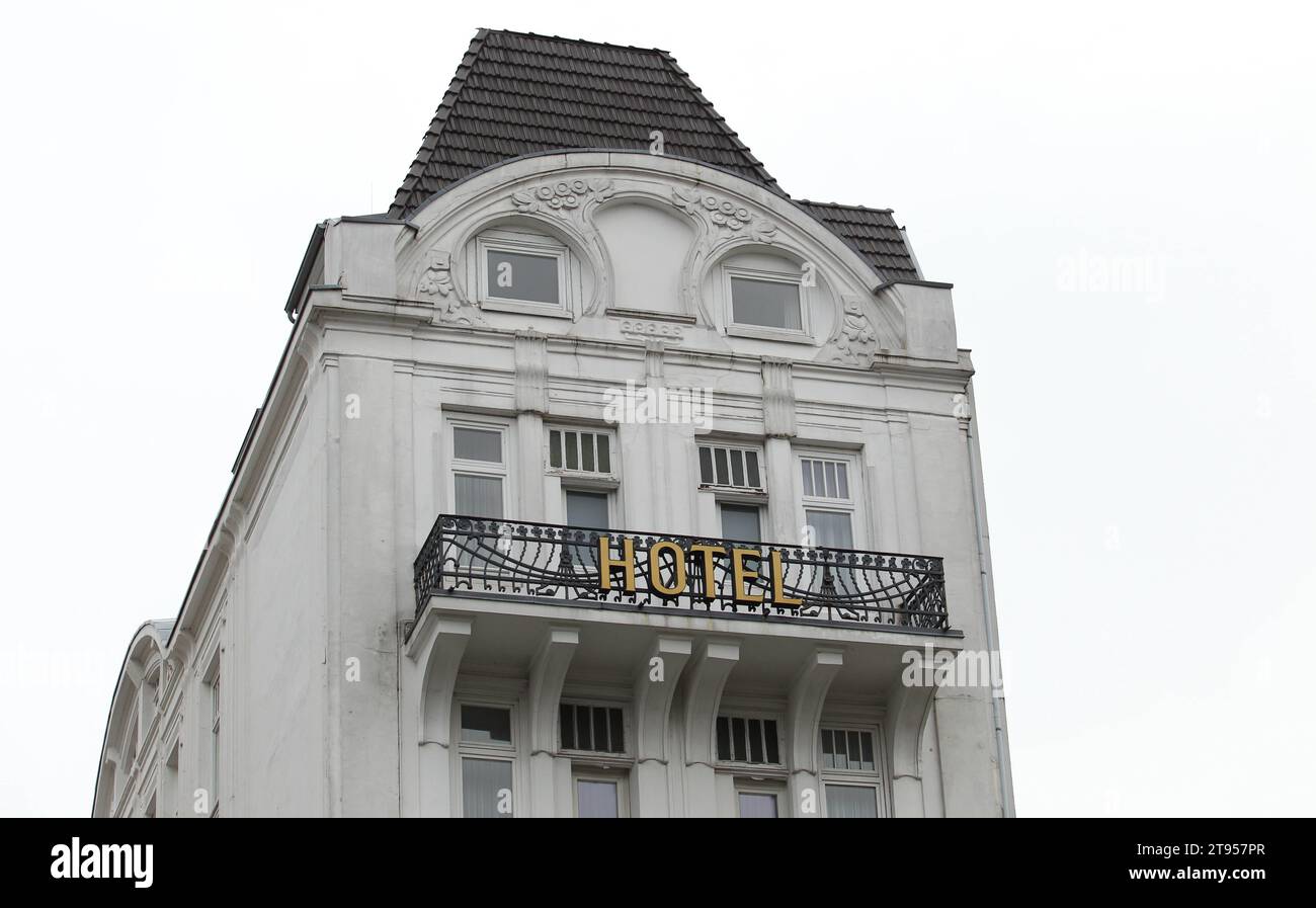 Balkon mit Schriftzug Hotel im vierten Stock des Hotel Fürst Bismarck ...