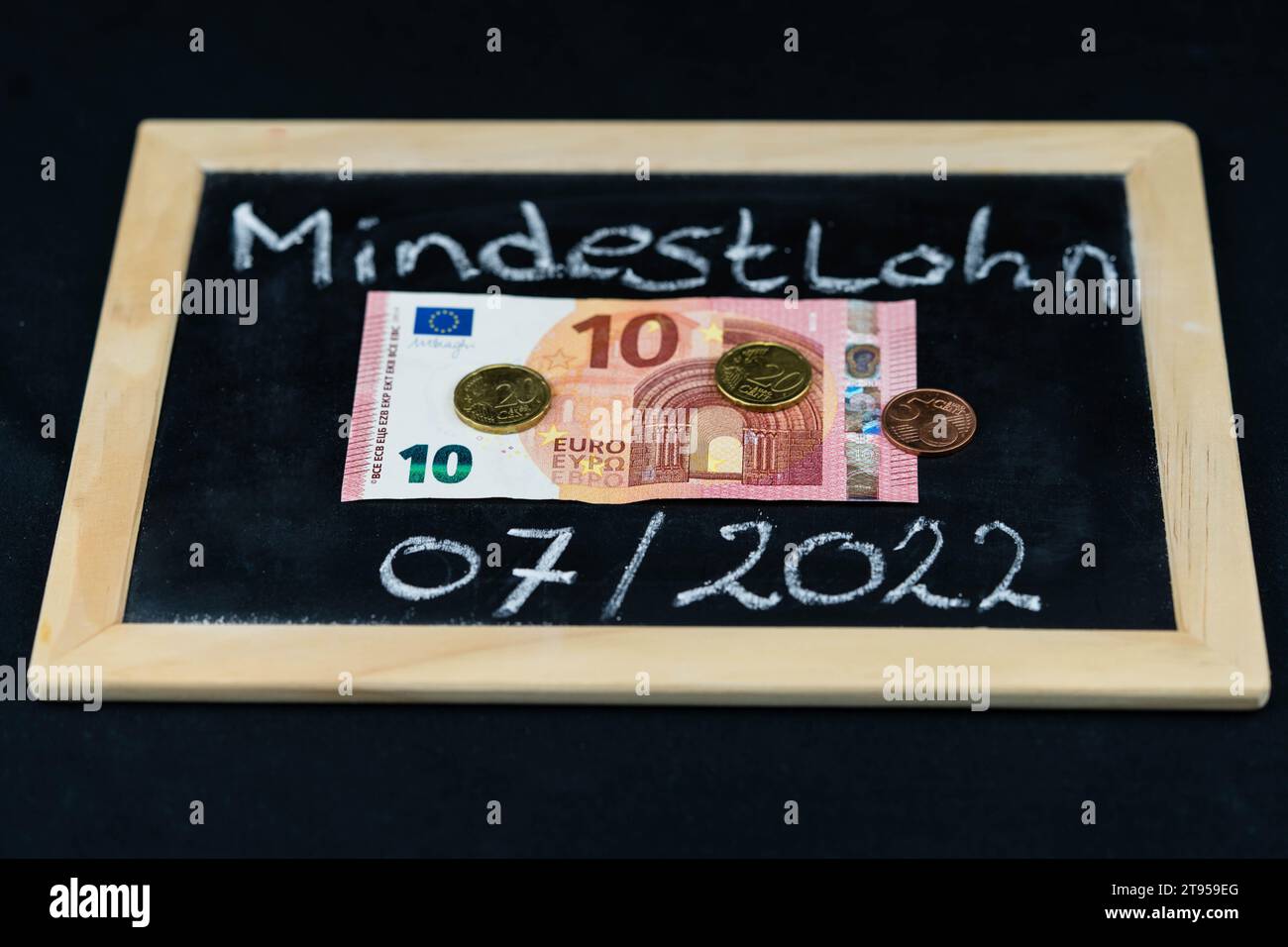 blackboard-lettering-mindestlohn-minimum-wage-07-2022-new-hourly