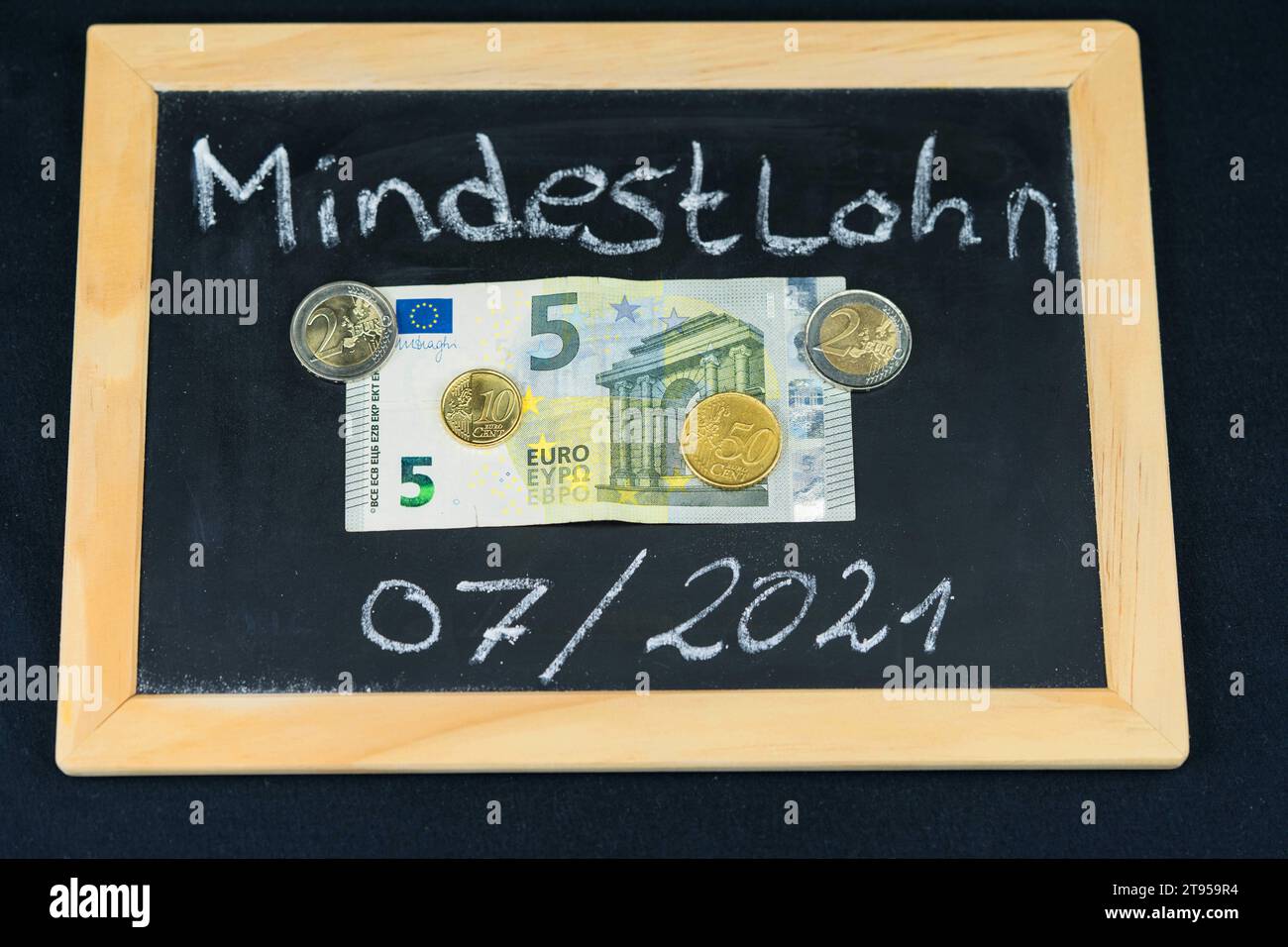blackboard lettering Mindestlohn, minimum wage, 07/2021, new hourly rate 9,60 ? Stock Photo