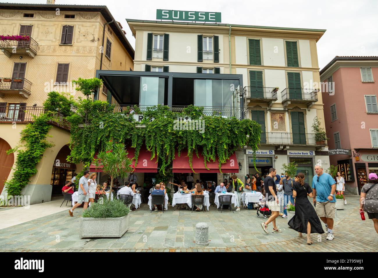 People eating al fresco at the Hotel Suisse in Bellagio, Lombardy, Italy. Stock Photo