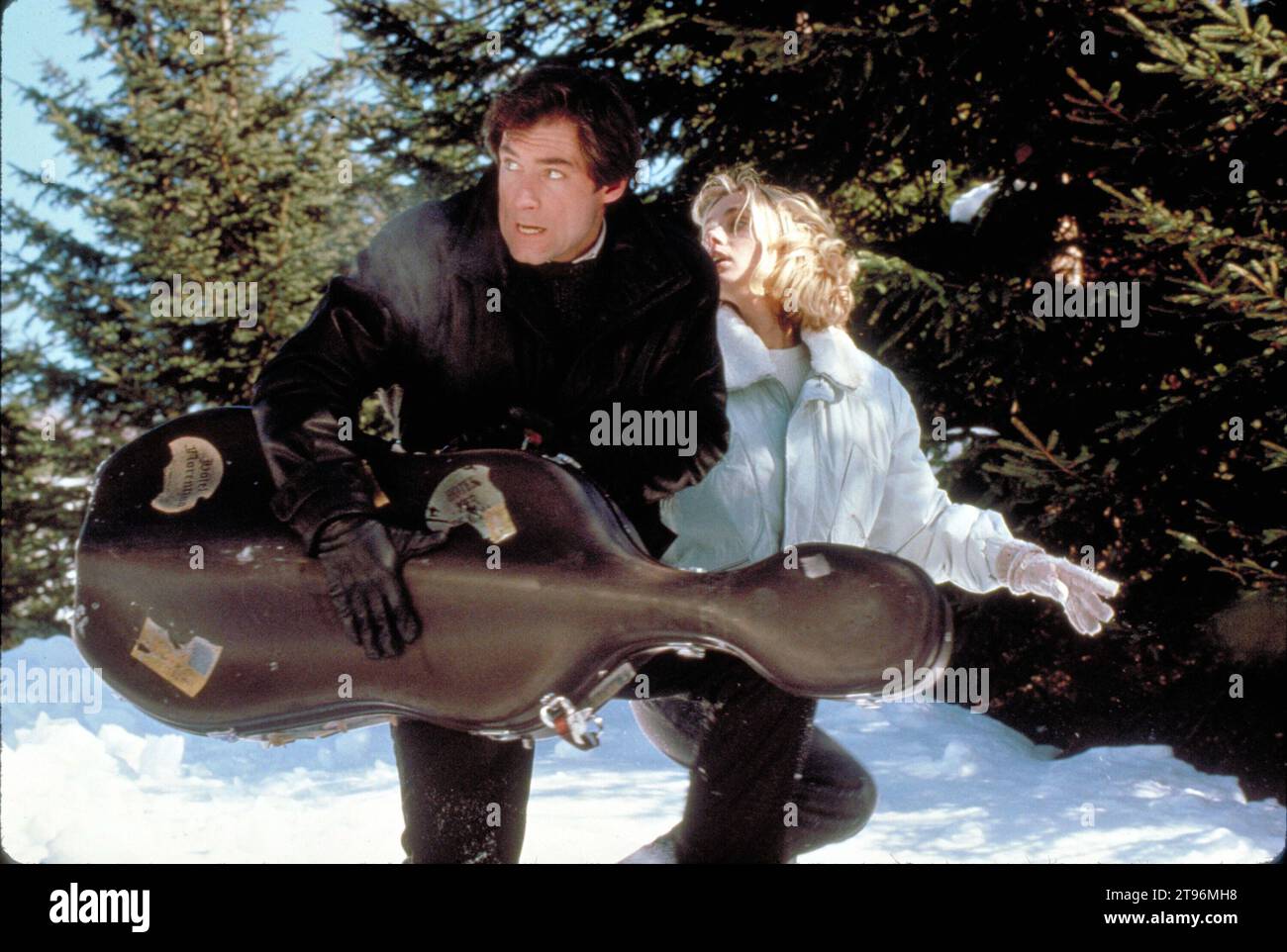 TIMOTHY DALTON and MARYAM D'ABO in 007, JAMES BOND: LIVING DAYLIGHTS, THE (1987) -Original title: THE LIVING DAYLIGHTS-, directed by JOHN GLEN. Credit: M.G.M/UA/EON / Album Stock Photo