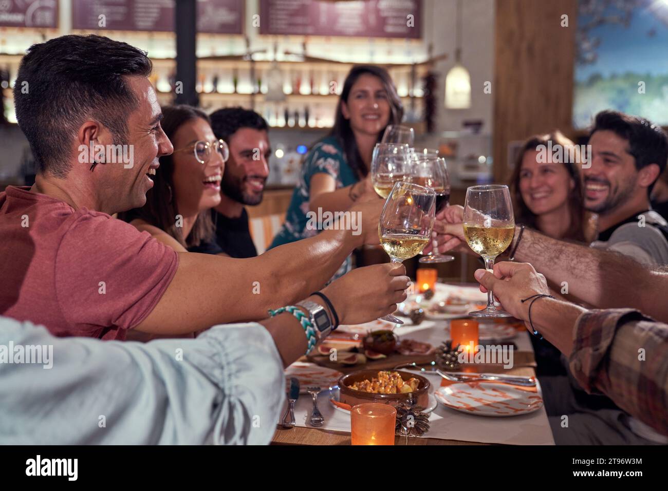 Group of friends sitting at bar hi-res stock photography and images - Alamy