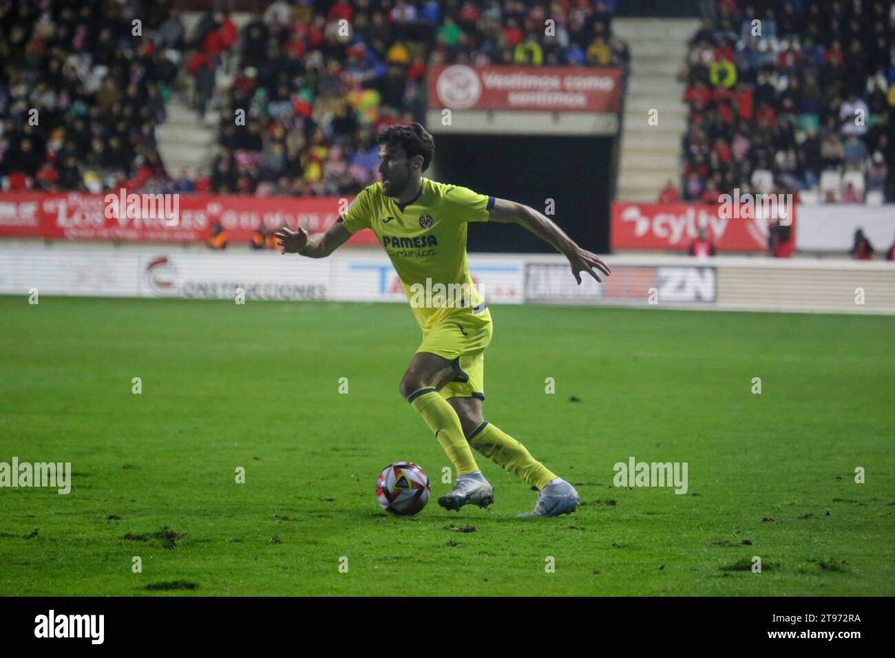 November 22, 2023, Zamora, Castilla y Leon, Spain: Zamora, Spain, 22th November, 2023: Villarreal CF's player, Alfredo Pedraza (24) drives the ball during the Second round of the SM El Rey Cup 2023-24 between Zamora CF and Villarreal CF, on November 22 of 2023, at the Ruta de la Plata Stadium, in Zamora, Spain. (Credit Image: © Alberto Brevers/Pacific Press via ZUMA Press Wire) EDITORIAL USAGE ONLY! Not for Commercial USAGE! Stock Photo