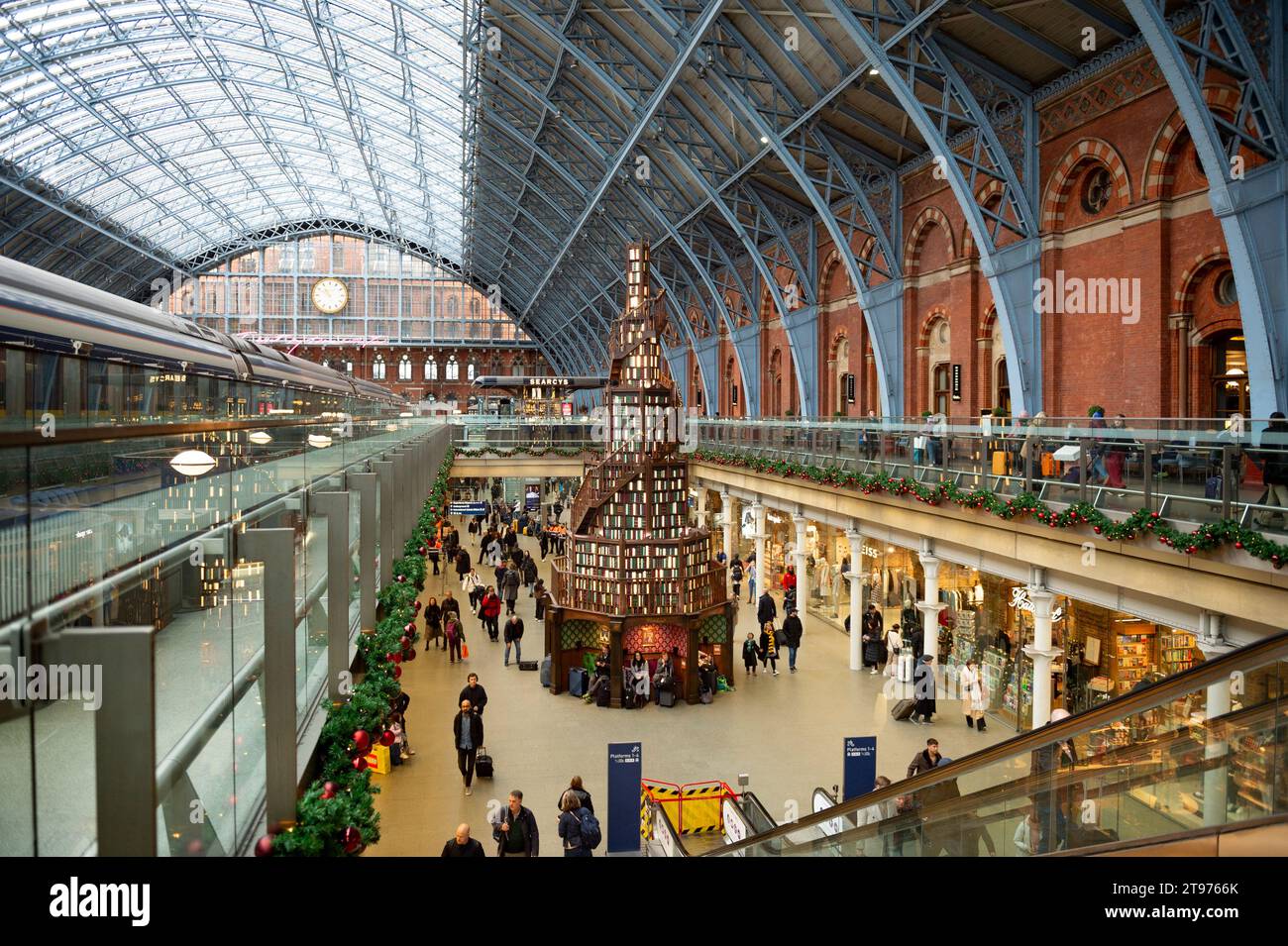 St. Pancras Christmas Tree 2023 is 12 metres tall in collaboration with ...