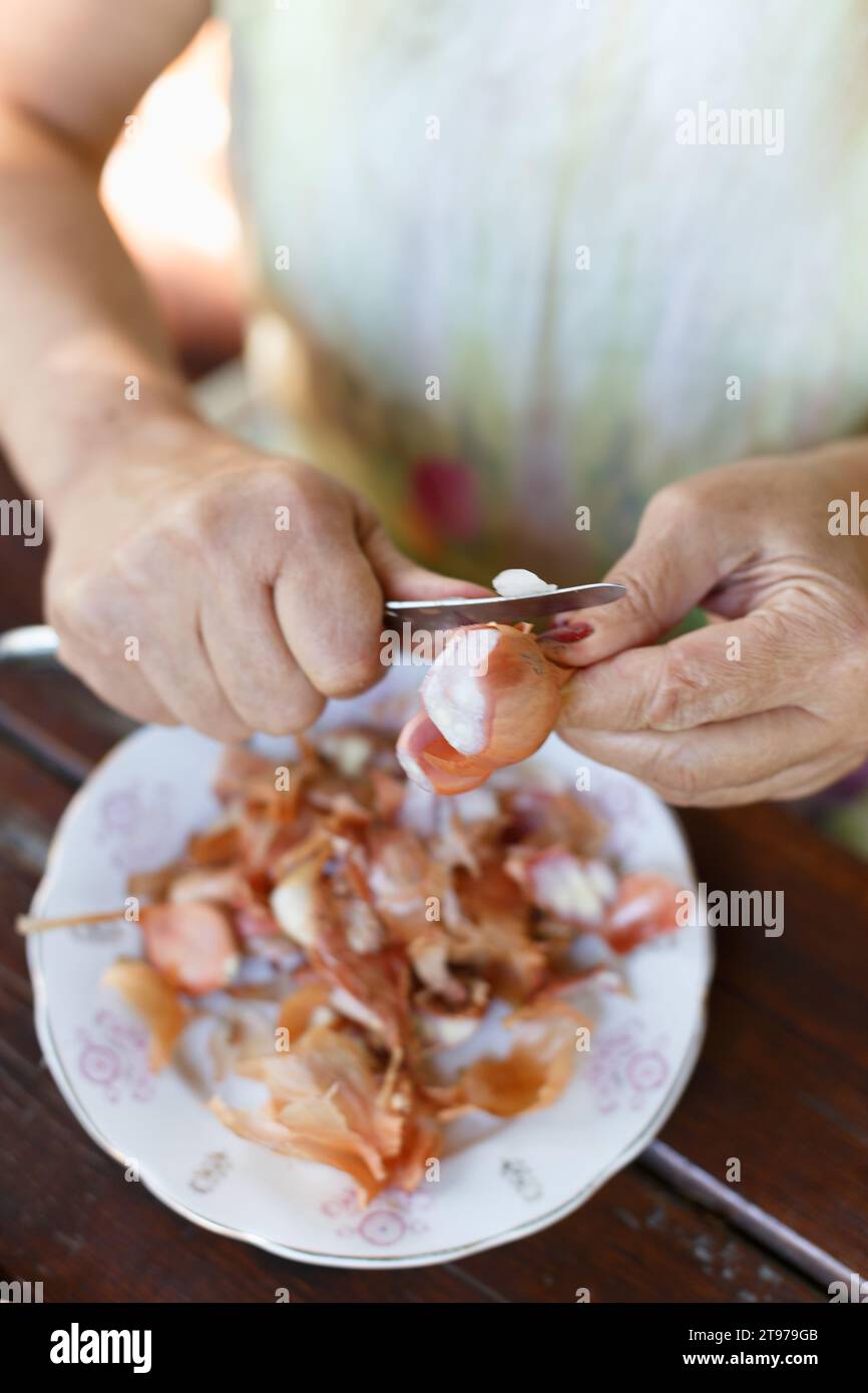 Peeling onion hi-res stock photography and images - Alamy