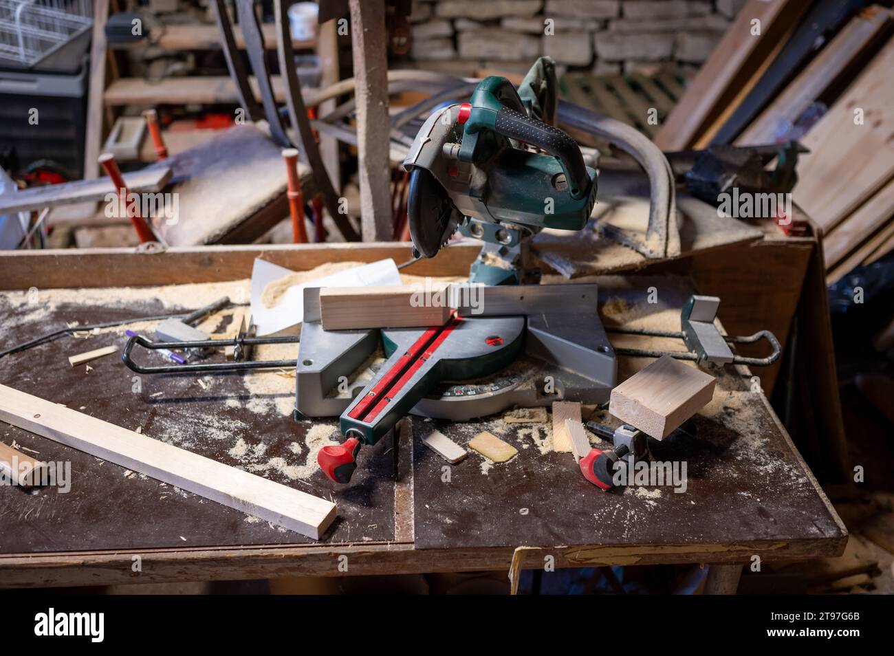 Circular workbench hi-res stock photography and images - Alamy