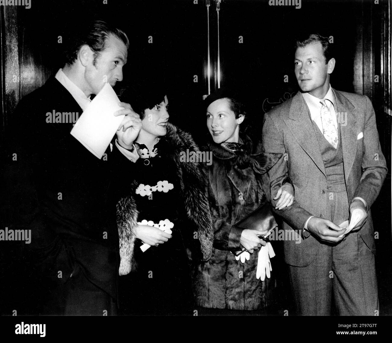 GARY COOPER and his wife VERONICA ''ROCKY'' BALFE with Married Couple FRANCES DEE and JOEL McCREA  candid attending a preview of the film DARK ANGEL in Hollywood in 1935 Stock Photo