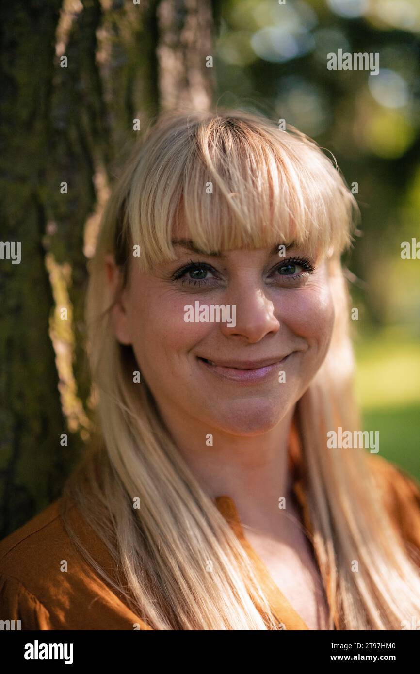 Woman park hi-res stock photography and images - Alamy
