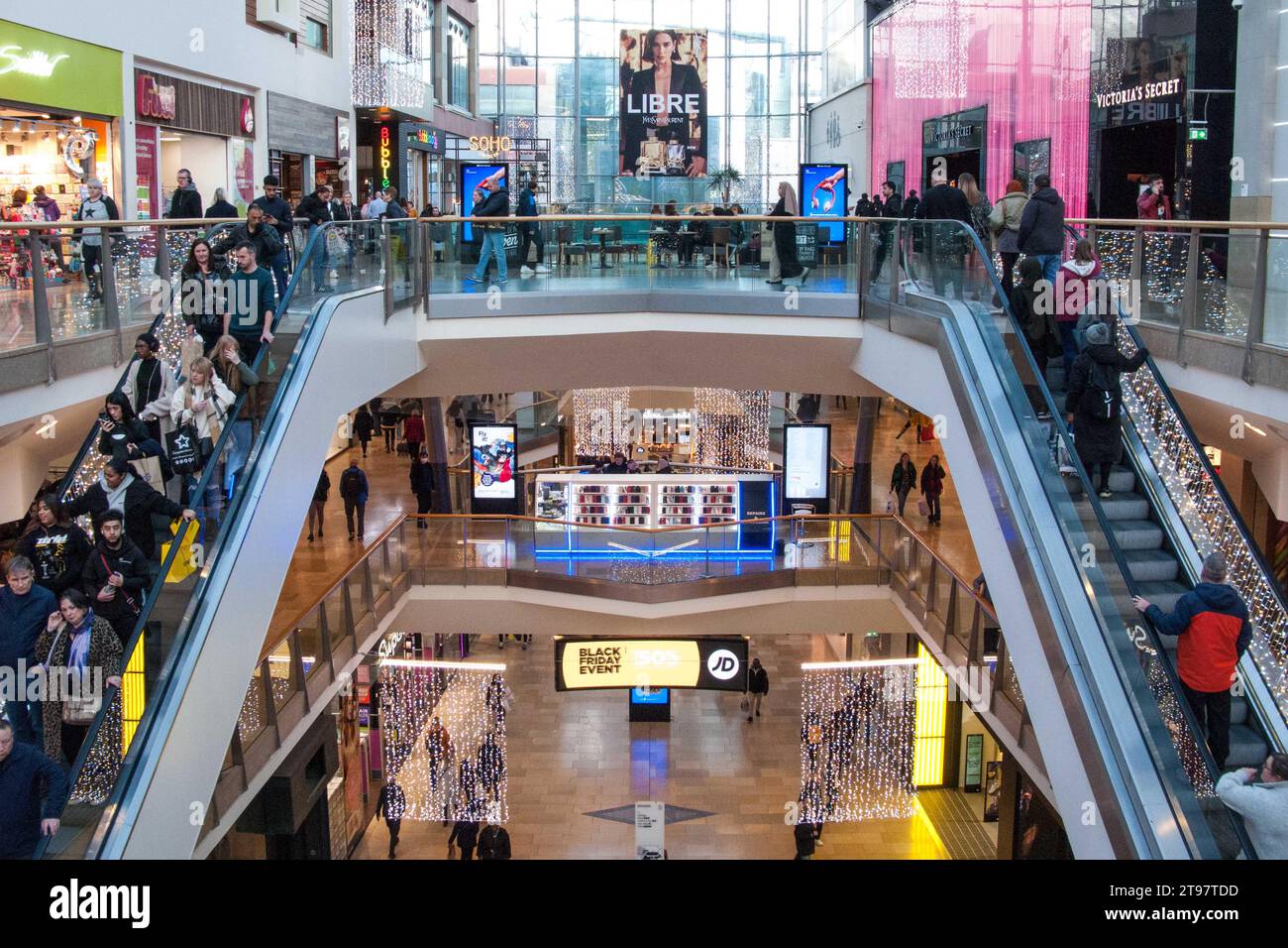 The Bullring, Birmingham November 23rd 2023 - Savvy shoppers in Birmingham's city centre get early Black Friday deals in before the rush on Friday. Pic by Credit: Stop Press Media/Alamy Live News Stock Photo