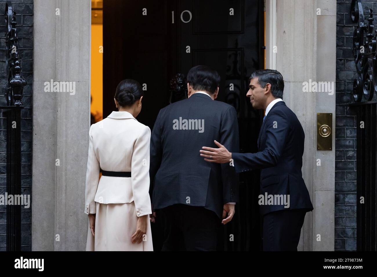 London, UK. 22nd Nov, 2023. British Prime Minister Rishi Sunak and wife Akshata Murthy greet the President of South Korea Yoon Suk Yeol outside 10 Downing Street in London ahead of a bilateral meeting. Credit: SOPA Images Limited/Alamy Live News Stock Photo