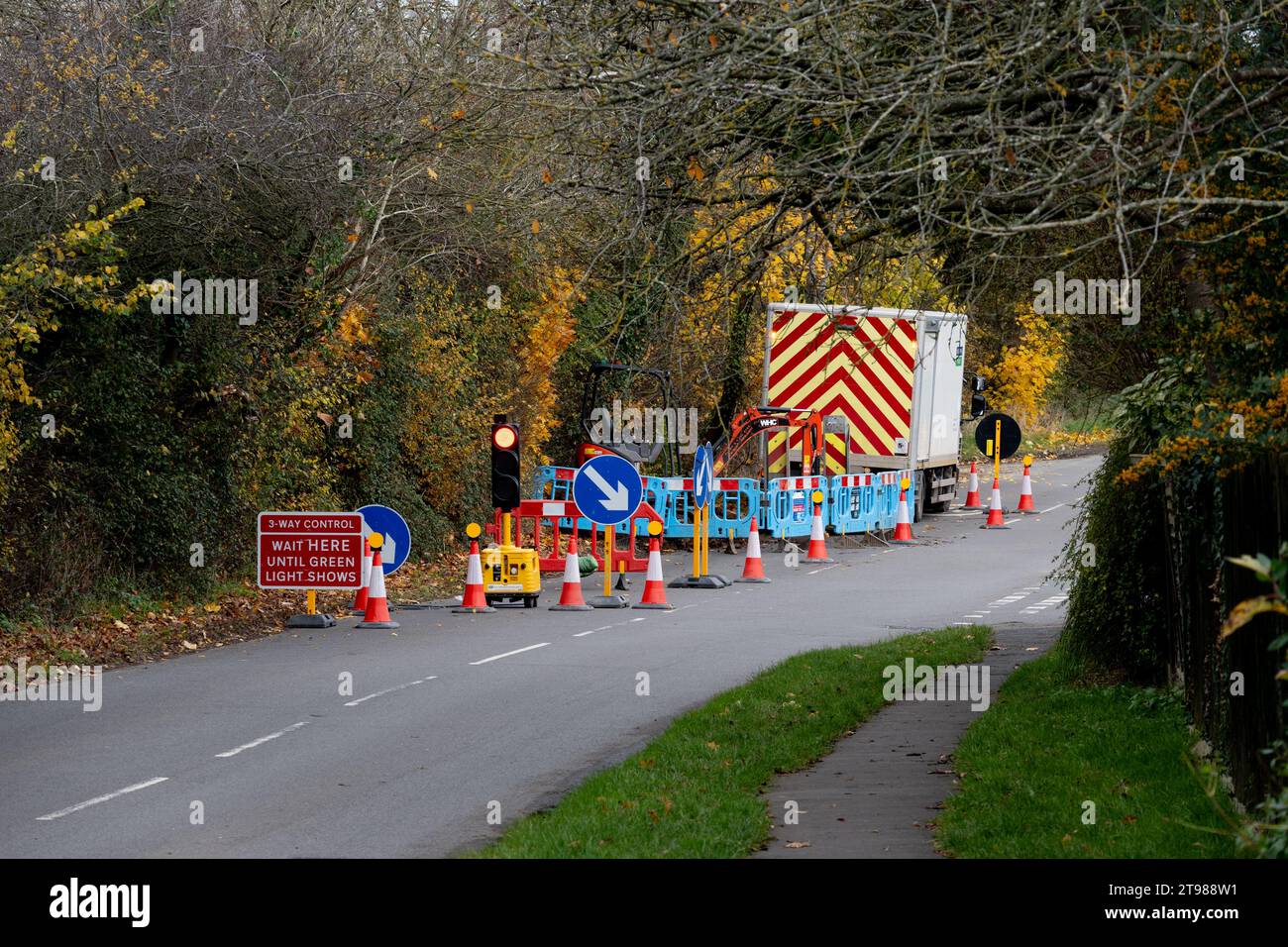 Temporary Traffic Light On A Road Warwickshire England UK Stock radioconnect2-autogreen-portable-traffic-light-traffic-group-signals