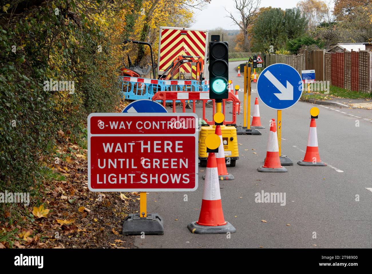 Temporary Traffic Light On A Road Warwickshire England UK Stock temporary-traffic-light-on-a-road-warwickshire-england-uk-stock