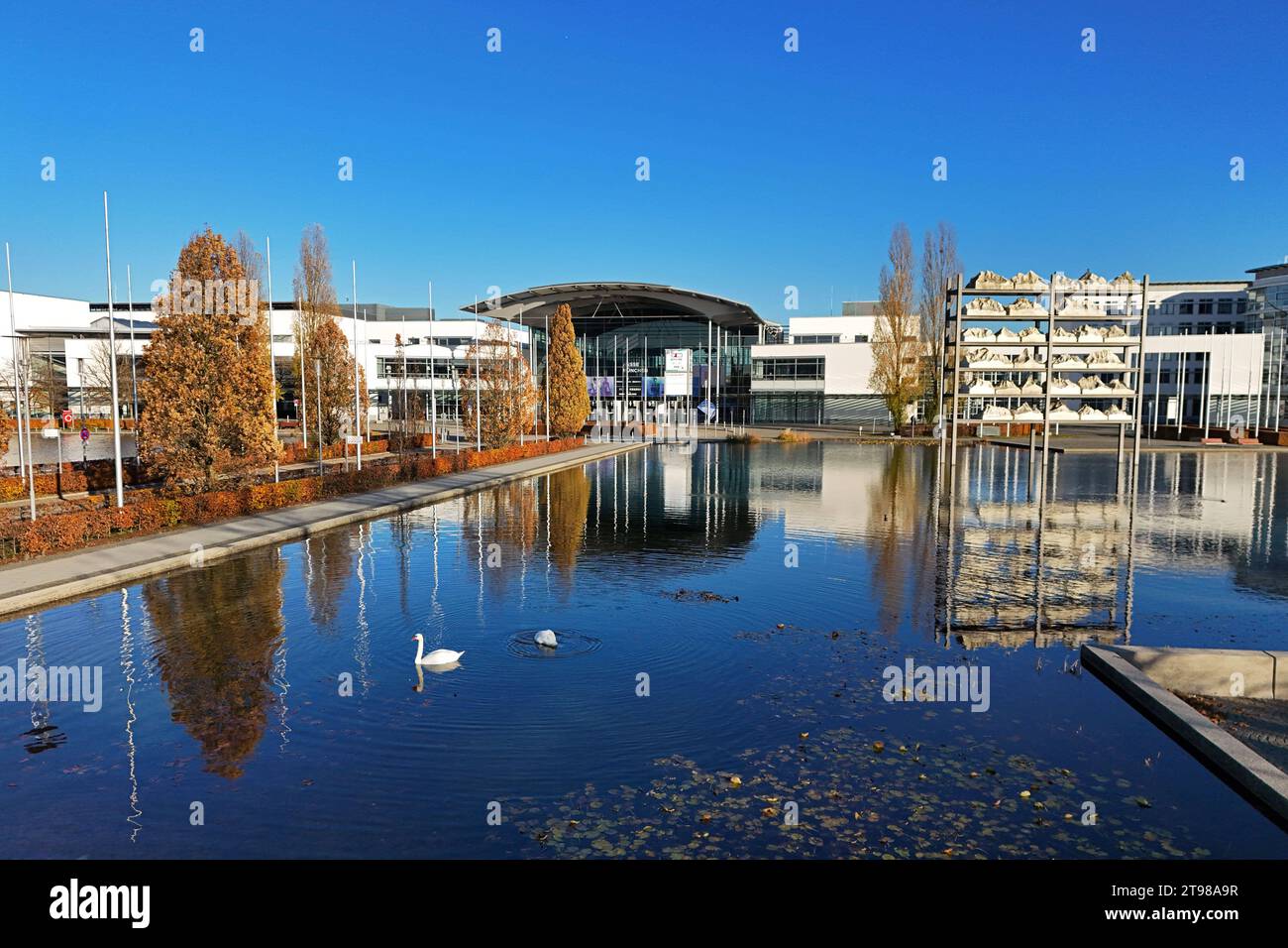 Neue Messe Muenchen im Stadtteil Messestadt Riem, Eingang West mit ...