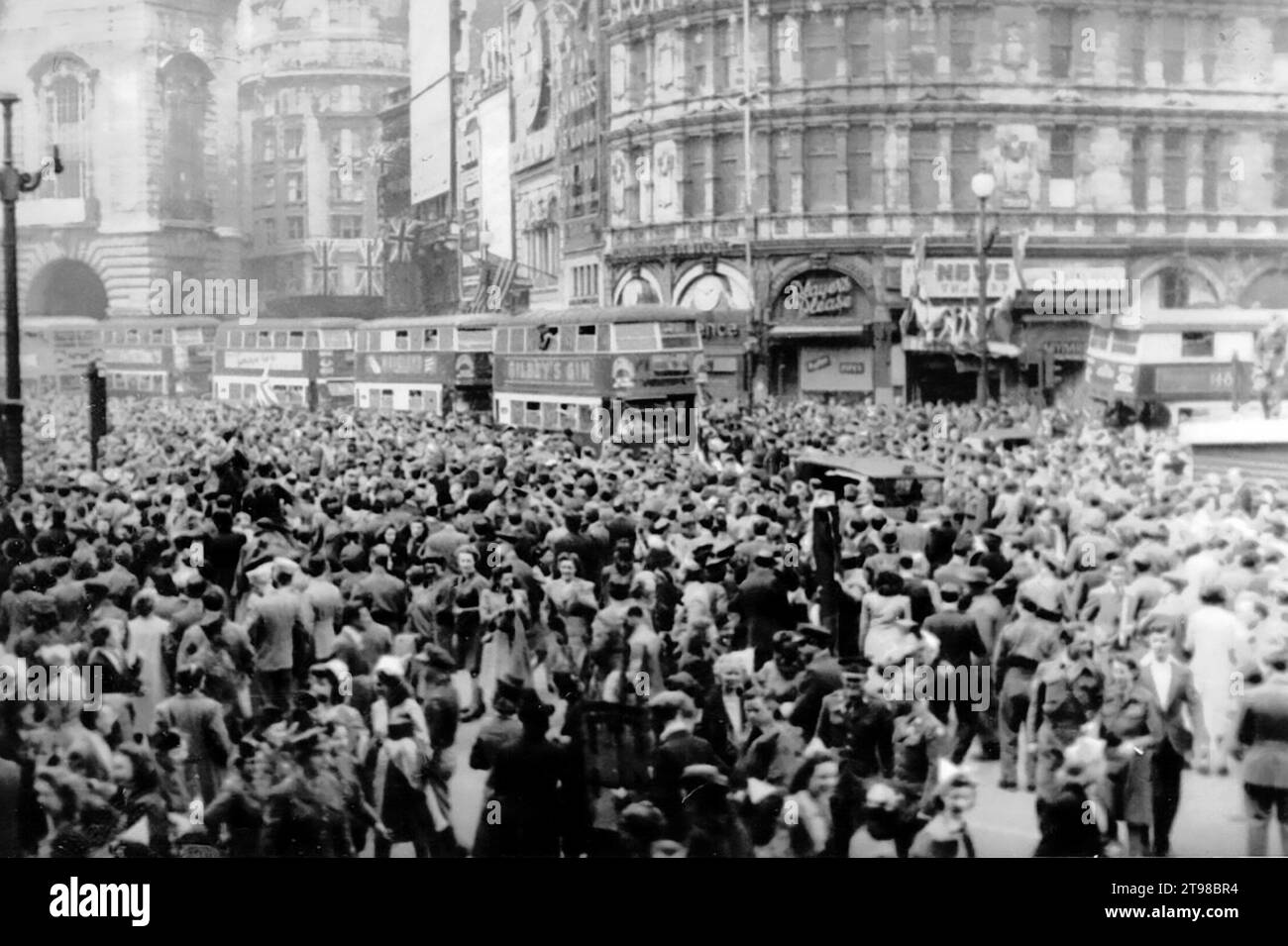 VE Day. Crowd of people in Piccadilly Circus, London on V-E Day at time of announcement of the cessation of hostilities, on 8th May 1945 Stock Photo