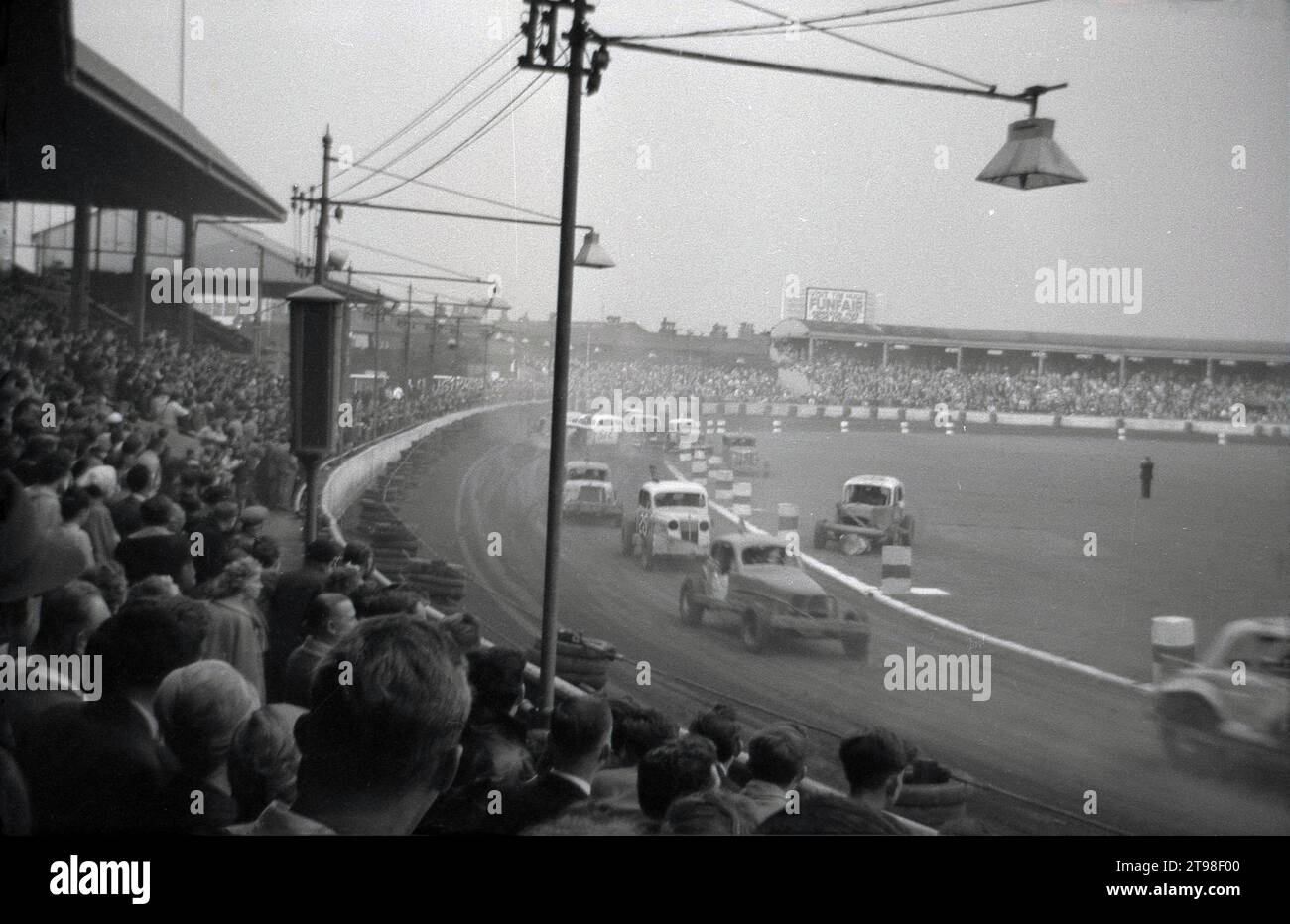 1950s, historical, stock car racing at the Hyde Road Stadium Manchester, the home of Belle Vue, speedway, England, UK. The early 50s saw the sport of stock cars or banger racing take-off in the UK, with year 1954 more than 35 tracks staging over 130 meetings. Stock Photo