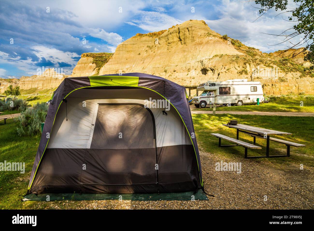 Tenting and camping sites in Dinosaur Campground of Dinosaur Provincial ...