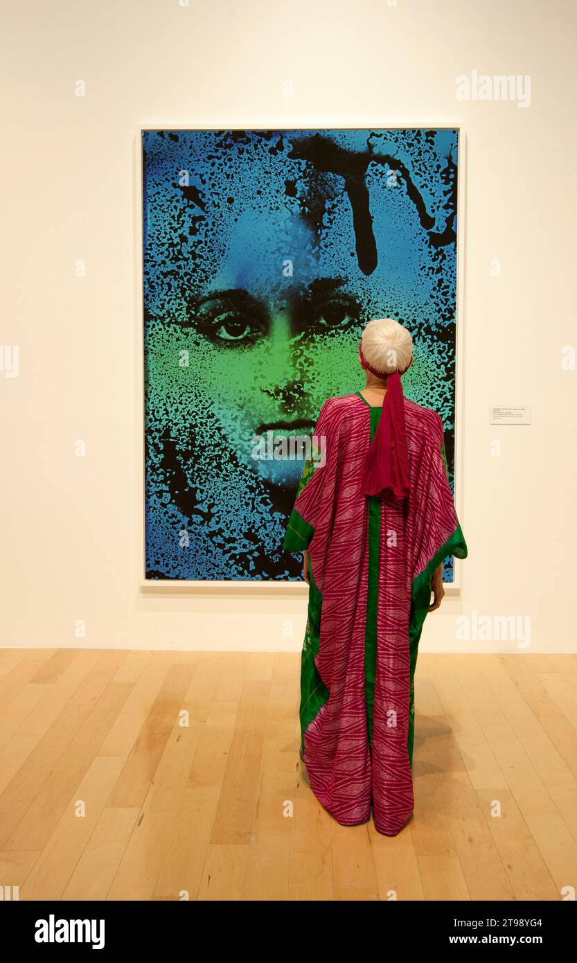 A woman dressed in retro 1960s style for the opening of Kali, Artographer, exhibition, Palm Springs, art, museum, California, USA Stock Photo