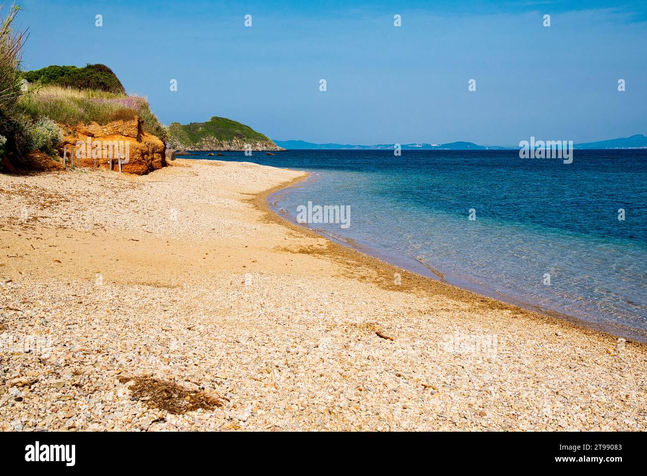 le bord de mer dans la partie ouest de la presquile de Giens appartenant au parc national de port-cros avec ses criques ses ilots ses plages sa nature Stock Photo