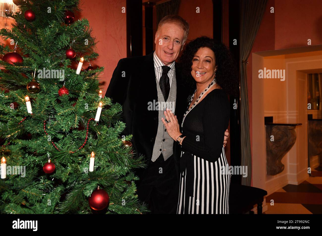 Albert Fortell und Barbara Wussow/Premiere - Weihnachten auf dem Balkon/Komödie im Bayerischen 