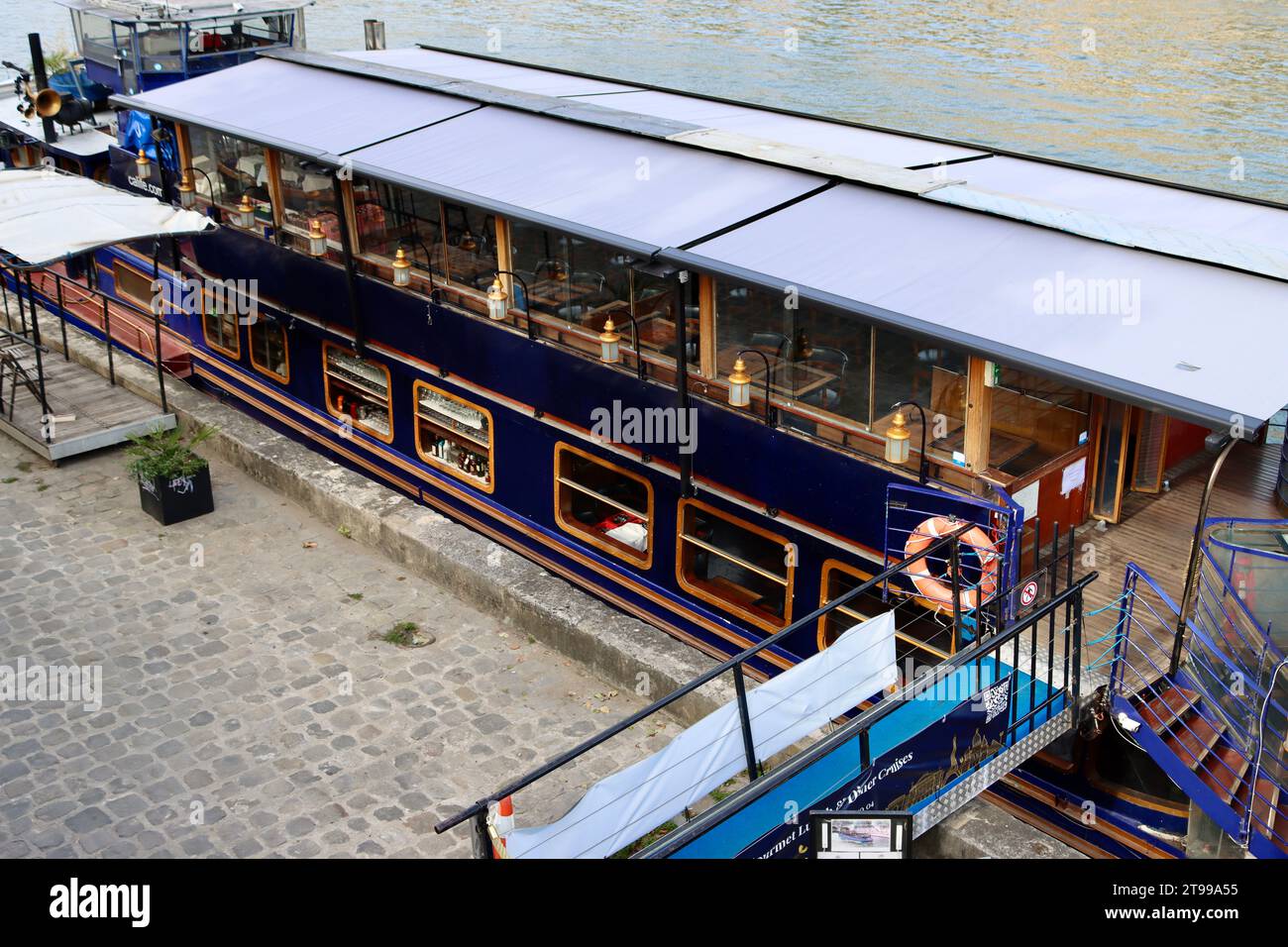 Le Calife, cruising restaurant docked at Port des Saints-Pères on Rive Gauche in Paris, France Stock Photo