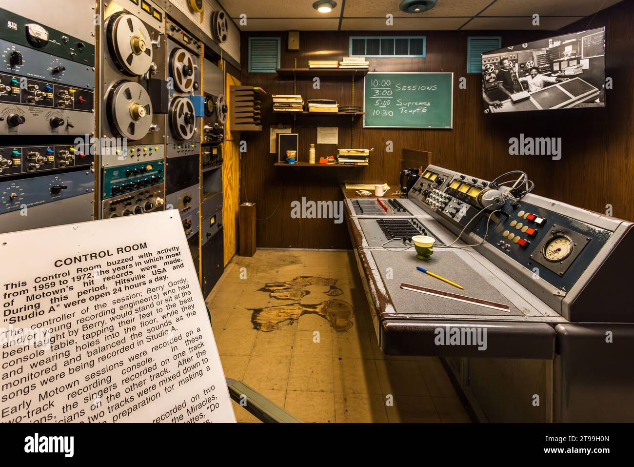 Motwown Music control room. Between 1961 and 1971, Motown released 110 hits in the US Top 10, a new hit almost every month on average. Among the artists who recorded for Motown were Diana Ross & The Supremes, The Temptations, The Jackson 5, Marvin Gaye and Stevie Wonder. Many famous songs were recorded in this studio between 1959 and 1972. The studio, founded by Berry Gordy, was in operation 24 hours a day. Motown Studios is located in a row of estate houses in Detroit's Boston-Edison Historic District. Detroit, United States Stock Photo