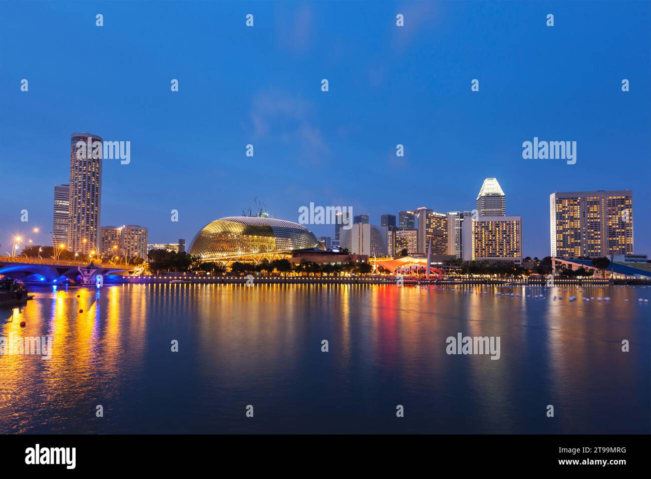 Night illuminated singapore city center hi-res stock photography and ...