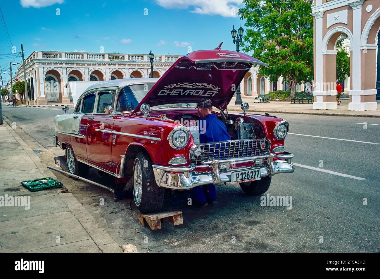 Repairing an old car in Cuba Stock Photo