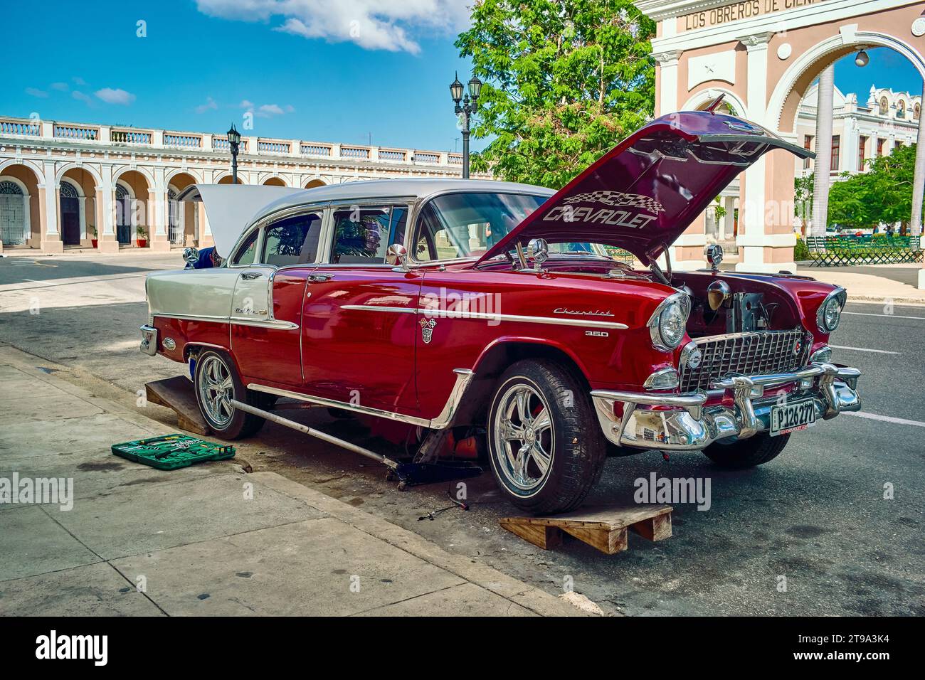 Repairing an old car in Cuba Stock Photo