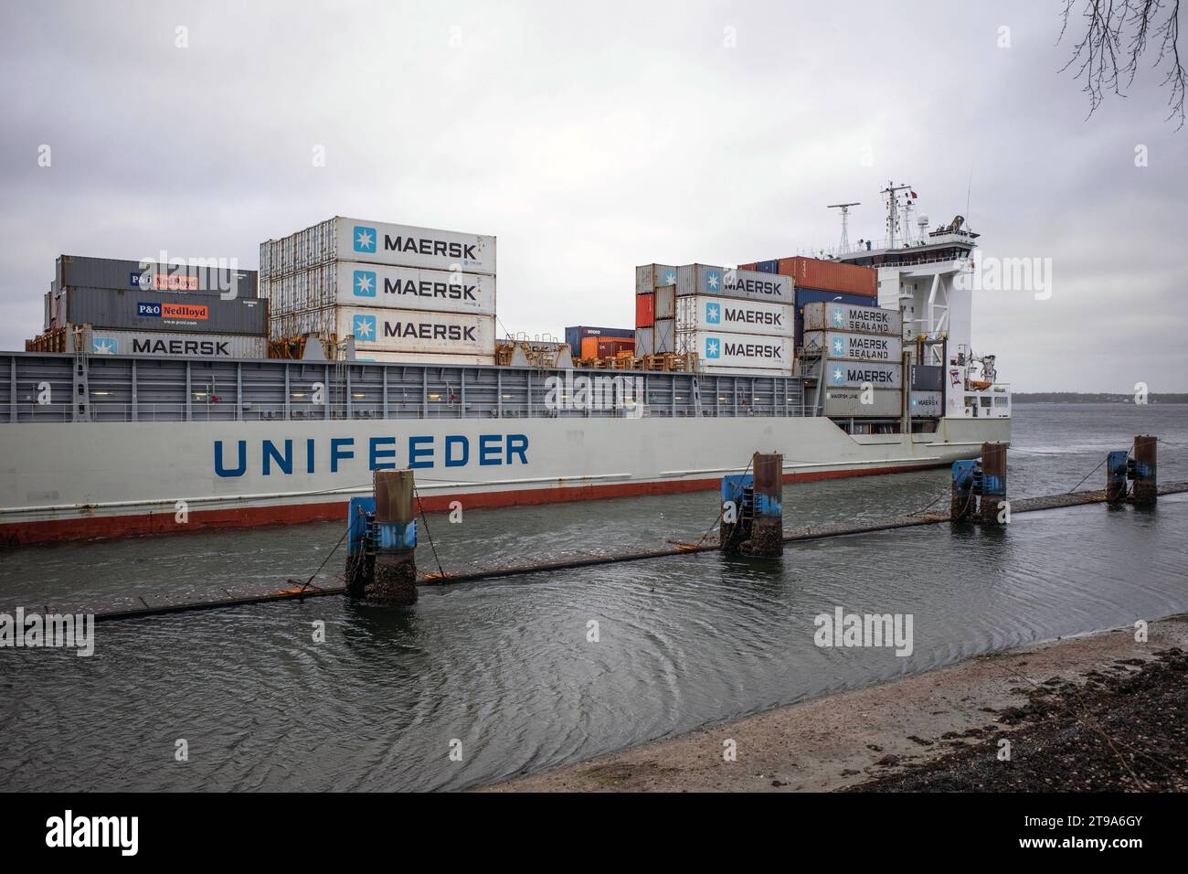 Ein Containerschiff passiert die Einfahrt in den Nord-Ostseekanal in ...