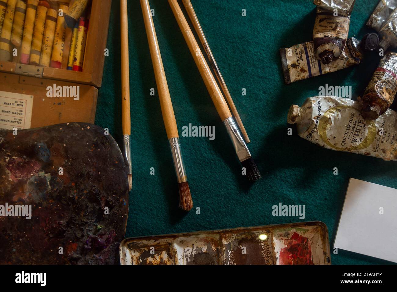 Artists brushes old palette oil hi-res stock photography and images - Alamy