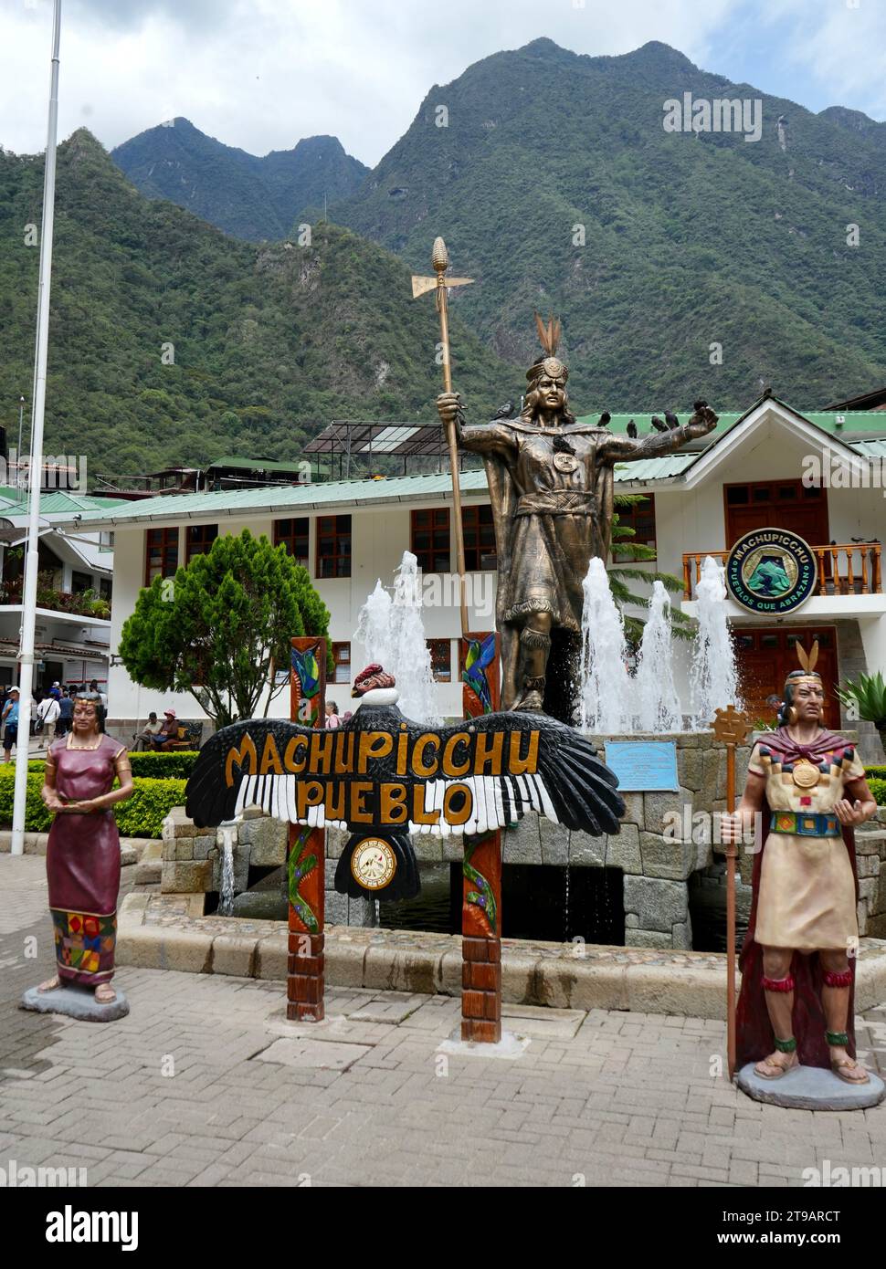 Inca figures in the town square with mountains behind. Aguas Calientes, Peru, October 6, 2023. Stock Photo