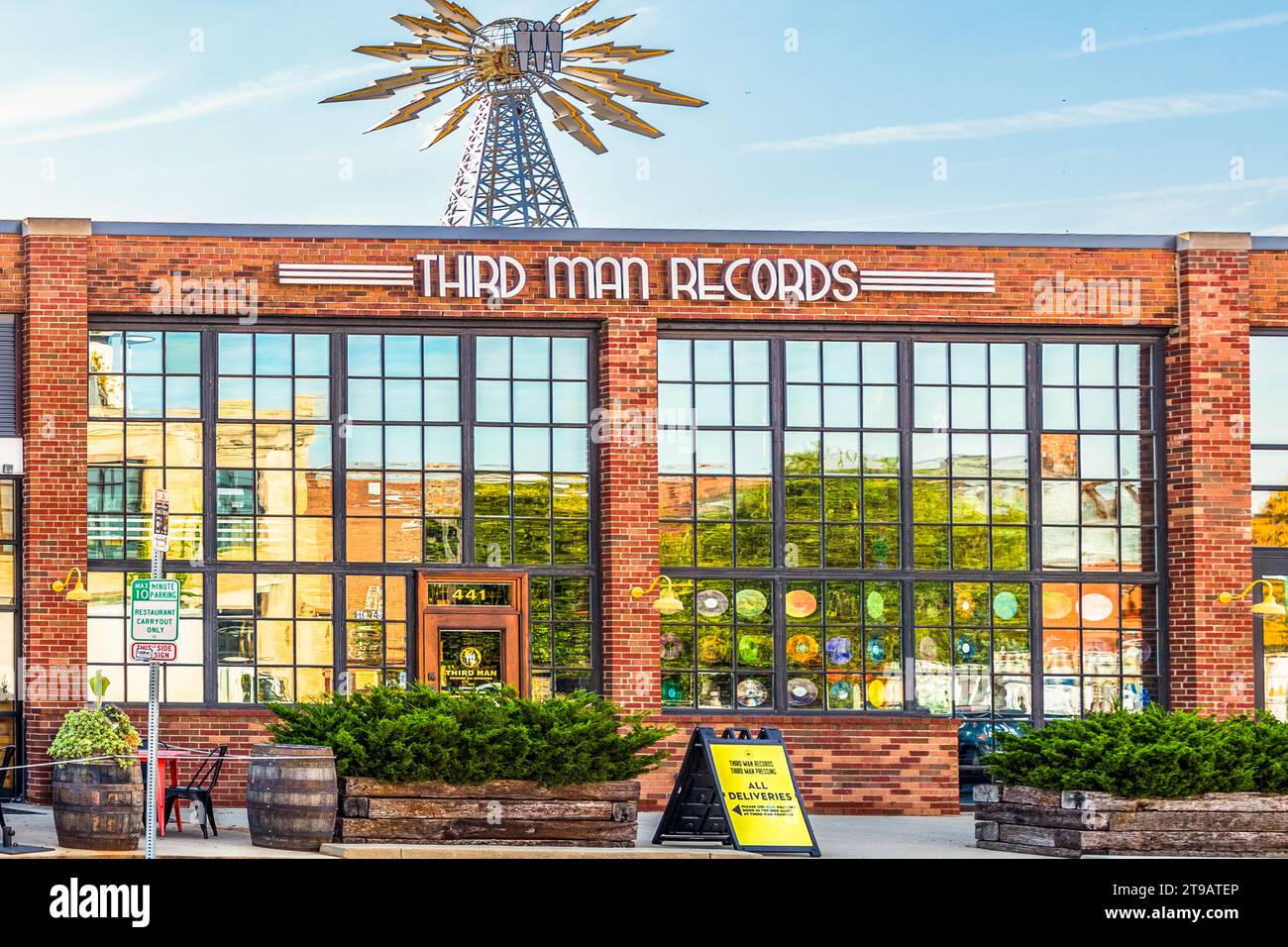 Brick red, flat, industrial – typical Detroit. But inside: a different world. Third Man Records is an independent record label specializing in vinyl, founded by Jack White, Ben Blackwell and Ben Swank. There is also a vinyl pressing plant on the trendy Canfield Street in Detroit. The Detroit designer label Shinola has its flagship store in the immediate vicinity. Facade of the record label Third Man Records in Detroit, United States. Third Man Pressing's vinyl manufacturing plant is located in Detroit's Cass Corridor Stock Photo