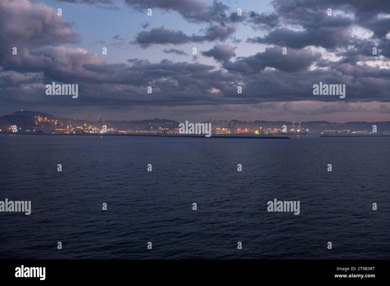 Land in Sicht. Eine Faehre faehrt in Richtung Ancona am 20. November 2023. ITALY - ADRIATIC - TRAVEL Credit: Imago/Alamy Live News Stock Photo
