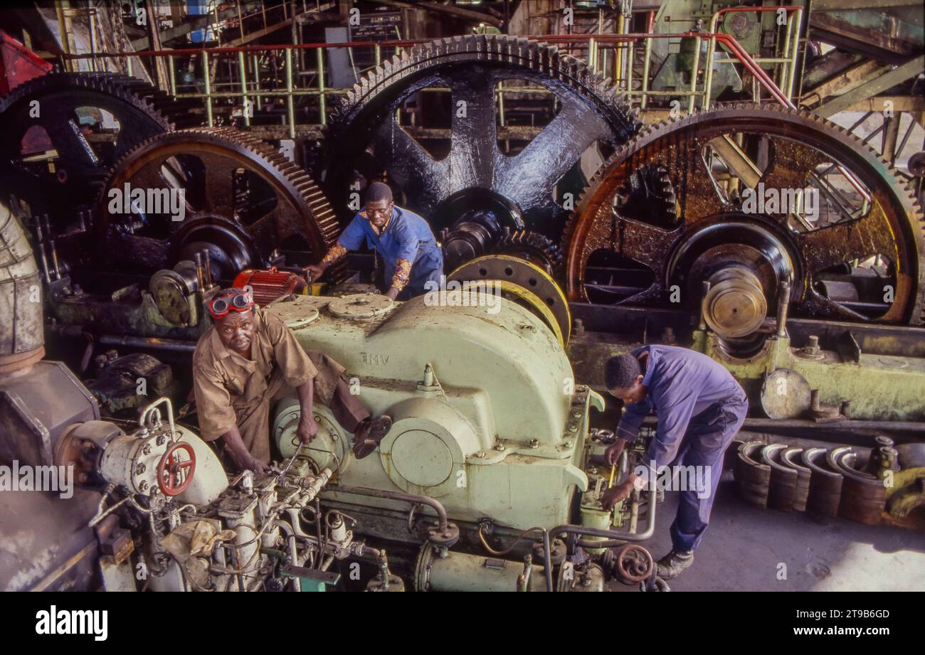 Tanzania, Kilombero - factory workers carry out major maintenance on the machinery of a sugar mill Stock Photo
