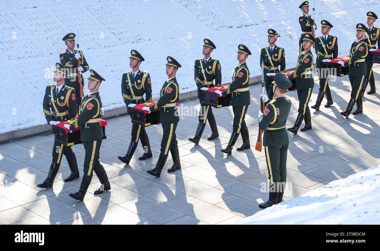 Chinese peoples liberation army soldiers hi-res stock photography and ...