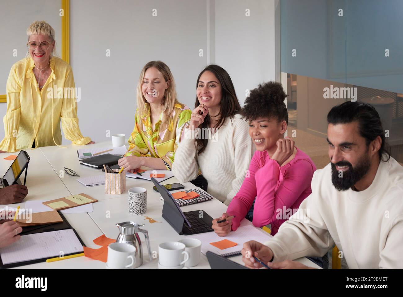 Diverse work environment hi-res stock photography and images - Alamy