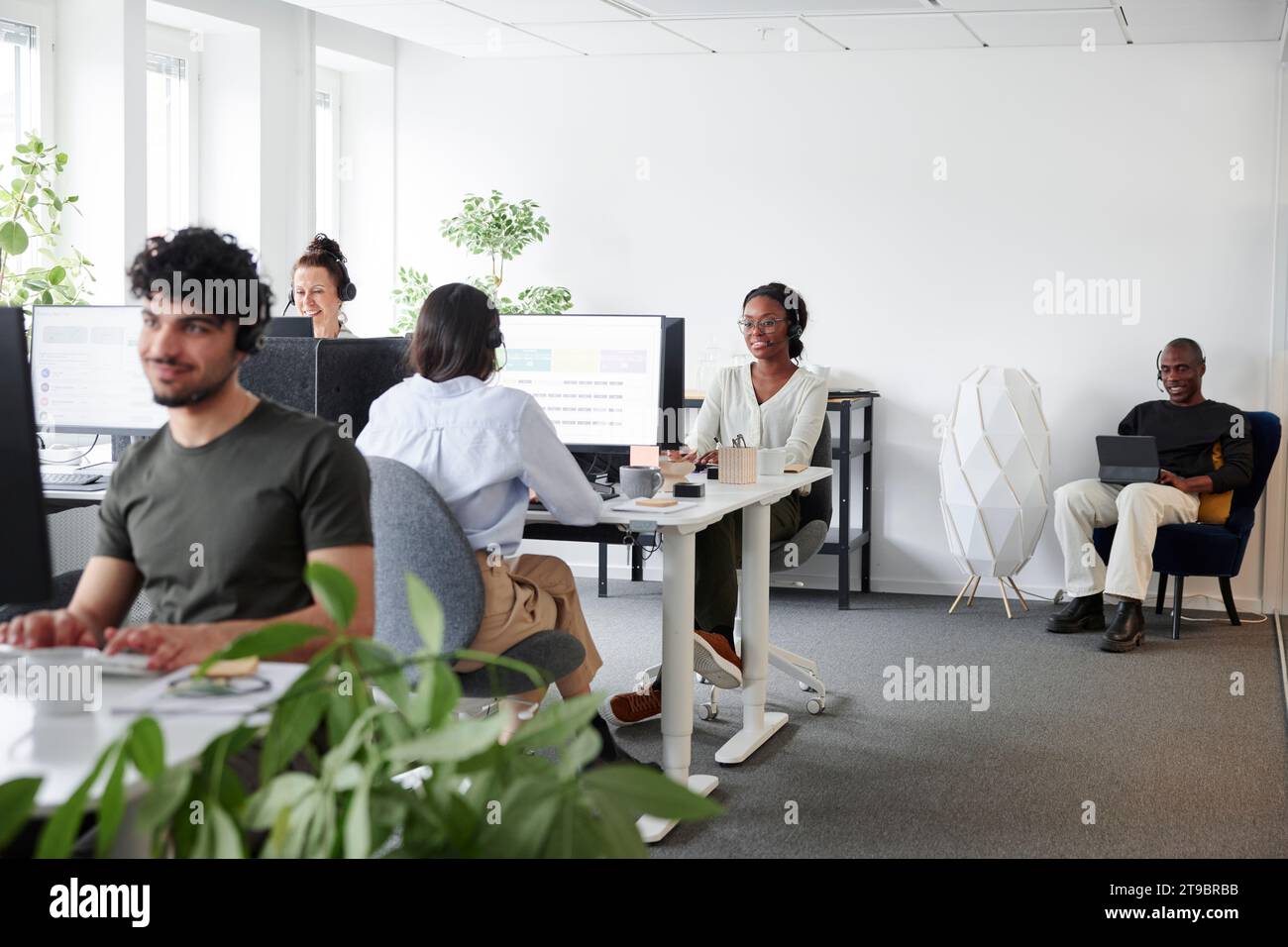 Women in office using computers hi-res stock photography and images - Alamy