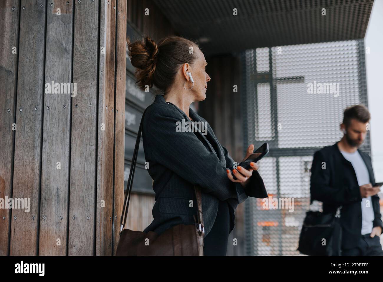 Business woman waiting in station hi-res stock photography and images ...